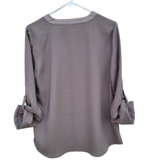 Chico's Popover Top Split V Neck Roll Tab Long Sleeves Taupe Size Small - Picture 3 of 13